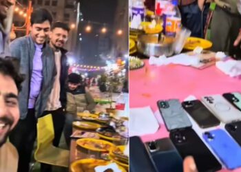 Viral Video: दोस्तों ने पेमेंट करने के लिए अपनाया ये शानदार तरीका, वायरल हुआ ये जबरदस्त आइडिया