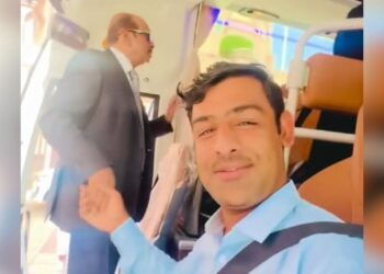 Viral Video: सादगी की मिसाल…पब्लिक बस में चढ़ा ये भारतीय अरबपति, वीडियो वायरल होते ही लोग करने लगे तारीफ