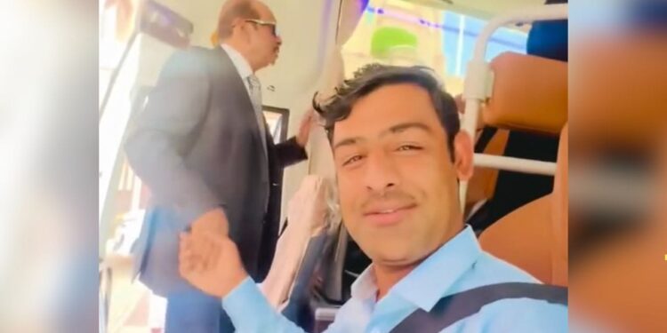 Viral Video: सादगी की मिसाल…पब्लिक बस में चढ़ा ये भारतीय अरबपति, वीडियो वायरल होते ही लोग करने लगे तारीफ