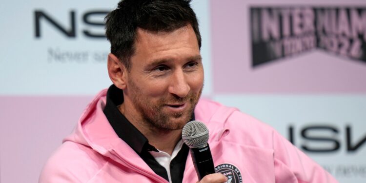 Messi India Tour: फुटबॉलर मेस्सी के साथ एक फोटो मात्र ₹10 लाख में, फैन्स ने दिया मजेदार रिएक्श | Messi India Tour-fans-reactions-over-one-picture-with-messi-in-10-lakh-memes-viral-news-hindi