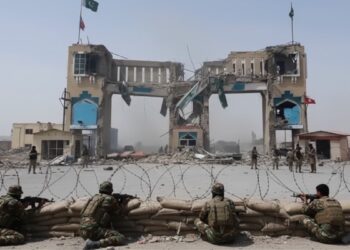 Pakistan Afghanistan Tension: पाकिस्तानी सीमा पर भारी गोलीबाड़ी, सैकड़ों परिवार घर छोड़कर भागे | Pakistan afghanistan chaman spin boldak firing clash border tension peace talks fail