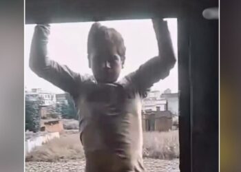 Viral Video: लड़के ने ऐसी जगह पर लगाए चिन-अप्स, वीडियो देख हिल गए लोग