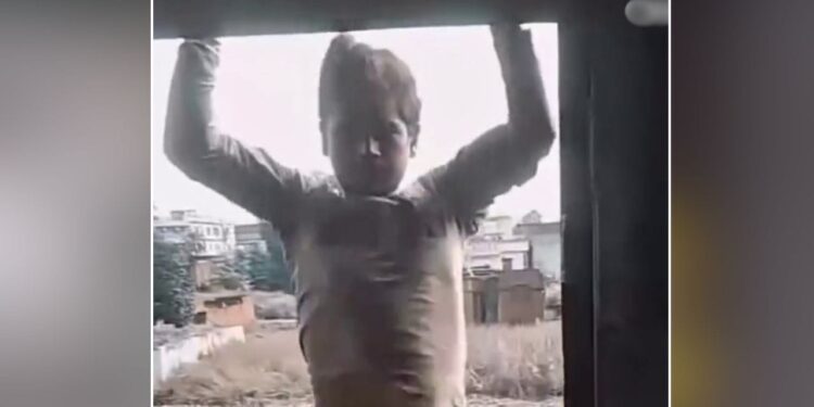 Viral Video: लड़के ने ऐसी जगह पर लगाए चिन-अप्स, वीडियो देख हिल गए लोग
