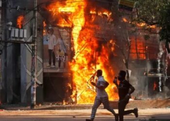 Bangladesh Violence: उस्मान हादी की मौत के बाद सुलगा बांग्लादेश, अवामी लीग का दफ्तर फूंका | Bangladesh Violence: People angry after Usman Hadi’s death; Awami League office set ablaze, several people trapped, updates