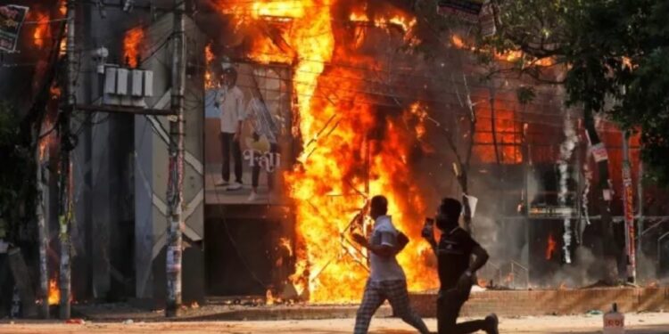 Bangladesh Violence: उस्मान हादी की मौत के बाद सुलगा बांग्लादेश, अवामी लीग का दफ्तर फूंका | Bangladesh Violence: People angry after Usman Hadi’s death; Awami League office set ablaze, several people trapped, updates