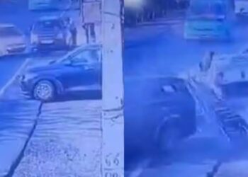 रफ्तार को कंट्रोल नहीं कर पाया बंदा, स्पीड़ में मारी खड़ी कार को टक्कर…हादसे का खतरनाक वीडियो हुआ वायरल