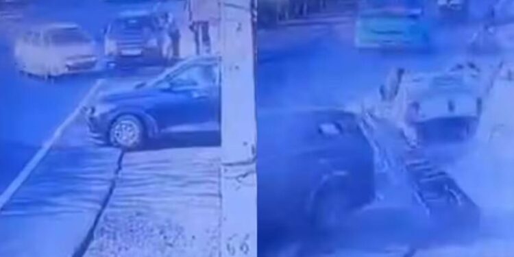 रफ्तार को कंट्रोल नहीं कर पाया बंदा, स्पीड़ में मारी खड़ी कार को टक्कर…हादसे का खतरनाक वीडियो हुआ वायरल