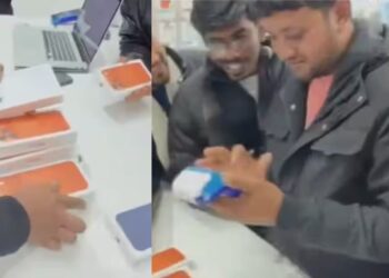 Viral Video: किसी ‘देवता’ से कम नहीं है ये बंदा, दोस्तों के लिए एकसाथ खरीद लिए 10 iPhone!