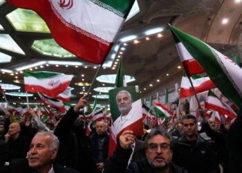 Iran Protests 2026: ईरान में फंसा है परिवार? ऐसे मदद पहुंचाएगा भारतीय दूतावास, जानें ये ‘इमरजेंसी’ तरीका | iran protests safety guide for indians stuck in tehran how to contact indian embassy during internet shutdown 2026
