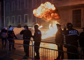 Iran protests: ईरान में क्यों भड़का जबरदस्त विरोध प्रदर्शन? हिंसक झड़पों में अब तक 7 मौतें, कई इमारतें तबाह | Why Massive Protests Erupted in Iran 7 Killed Buildings Damaged Violent Clashes news in hindi