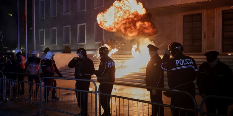 Iran protests: ईरान में क्यों भड़का जबरदस्त विरोध प्रदर्शन? हिंसक झड़पों में अब तक 7 मौतें, कई इमारतें तबाह | Why Massive Protests Erupted in Iran 7 Killed Buildings Damaged Violent Clashes news in hindi