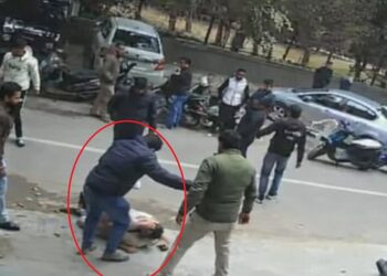 खुद को BJP-RSS से जुड़ा नेता बताने वाले की गुंडई देखिए! बीच सड़क पर बाप-बेटे को बुरी तरह पीटा