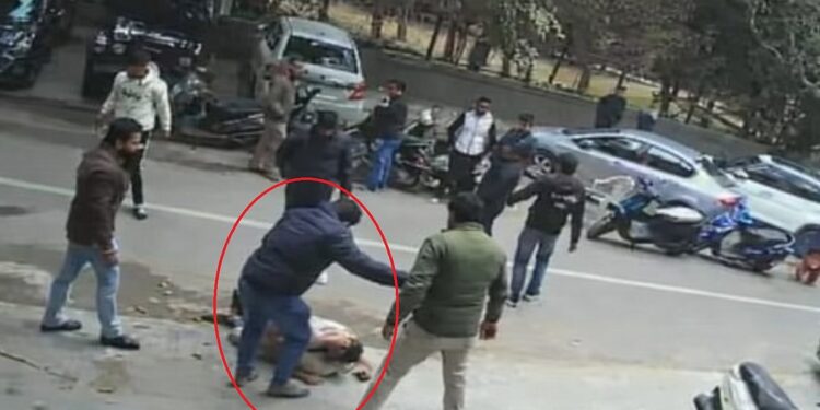 खुद को BJP-RSS से जुड़ा नेता बताने वाले की गुंडई देखिए! बीच सड़क पर बाप-बेटे को बुरी तरह पीटा