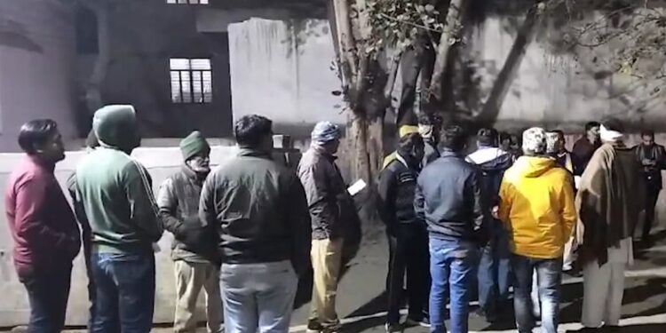 मेरठ में बेटी के अपहरण और मां की हत्या पर तनाव, विपक्ष का सवाल- क्या आरोपियों के घरों पर बुलडोजर चला?