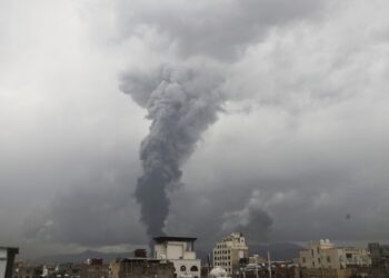 Saudi Arabia-led coalition Strikes: UAE समर्थित अलगाववादी कैंप पर बमबारी, 7 हवाई हमलों में 20 की मौत | Yemen Crisis: Saudi-led Strikes on UAE-Backed STC Camp in Hadramout Escalate Gulf Tensions News Hindi