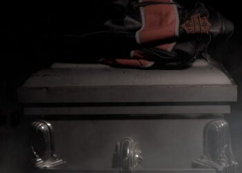 Viral: ताबूत ने बदल दी टीचर की किस्मत, नौकरी छोड़ सालाना 50 करोड़ की है कमाई