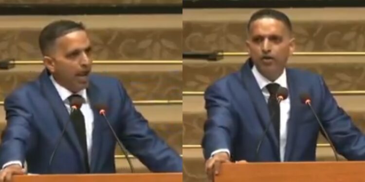 Guyana Minister Hindi Speech: गयाना की संसद में गूंजी ‘दिल्ली वाली’ हिंदी, वीडियो हुआ वायरल | guyana minister vikash ramkissoon hindi speech viral video opposition challenge without paper debate