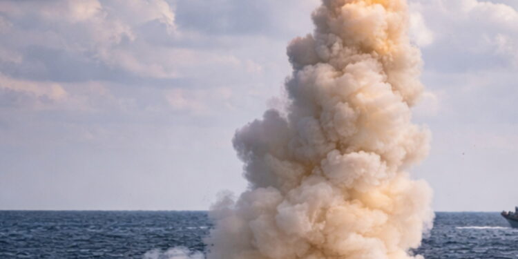 ईरान ने होरमुज समुद्री रास्ता किया बंद, दागी मिसाइलें, क्यों पूरी दुनिया के लिए अहम हैं ये Sea route | Iran closed Hormuz sea route, fired missiles, from where oil is supplied to the world