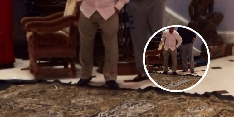 Epstein Kaaba Cloth: पैरों तले रौंदी गई करोड़ों की दुआएं? एपस्टीन के घर से निकली मक्का के पवित्र पर्दे | jeffrey epstein files leaked kaaba sacred cloth kiswa used as carpet viral photo outrage explained