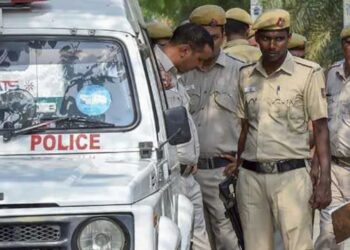 दिल्ली के पीरागढ़ी फ्लाईओवर पर दिल दहलाने वाली घटना, कार के अंदर मिले 3 लोगों के शव, इलाके में दहशत