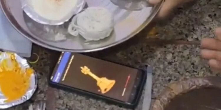 टेक्नोलॉजी ने पंडित जी को कैसे बनाया एडवांस, ये वीडियो देख समझ जाएंगे आप