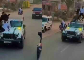 Viral Video: थार पर खड़े होकर स्टंट करना लड़कों को पड़ा भारी, ब्रेक लगते ही निकल गई सारी हवा