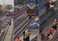 रेलवे स्टेशन पर Shortcut का चक्कर शख्स को पड़ा, ट्रेन से टक्कर लगते ही खिलौने की तरह उछला बंदा