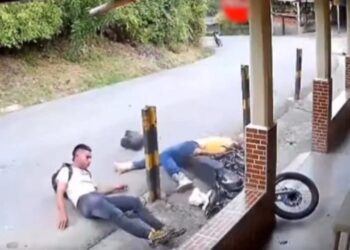 Viral: कुछ पल की बेवकूफी और फिर भयंकर हादसा, CCTV में रिकॉर्ड हुआ रोंगटे खड़े कर देने वाला एक्सीडेंट VIDEO