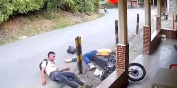 Viral: कुछ पल की बेवकूफी और फिर भयंकर हादसा, CCTV में रिकॉर्ड हुआ रोंगटे खड़े कर देने वाला एक्सीडेंट VIDEO