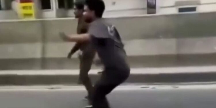 Viral Video: ‘आ बस मुझे मार…’, खुद ही ‘मौत’ के सामने पहुंचा बंदा, लगी जोरदार टक्कर