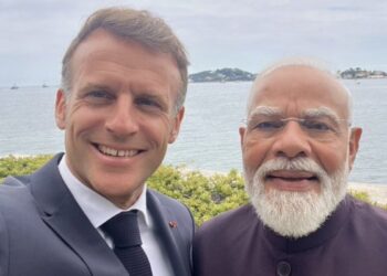 PM Modi France visit: ‘प्रिय मित्र नरेंद्र’, अचानक हिंदी बोलने लगे फ्रांस के राष्ट्रपति मैक्रों, वीडियो वायरल | pm modi france visit emmanuel macron shares video in hindi says france loves you india france friendship
