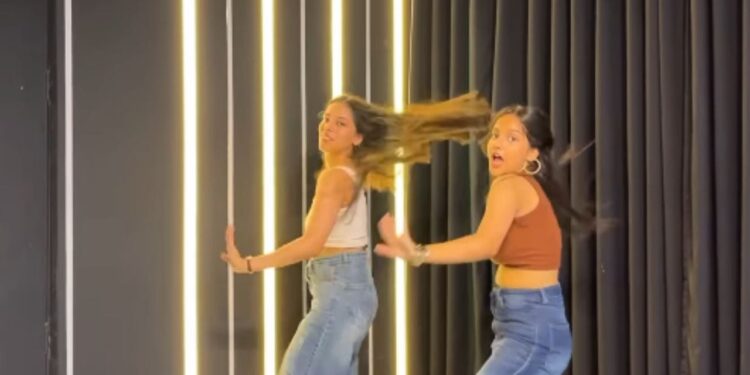 Viral Video: ‘Caller Tune’ गाने पर दो लड़कियों ने किया धमाकेदार डांस, परफेक्ट तालमेल और दमदार एक्सप्रेशन ने जीता लोगों का दिल