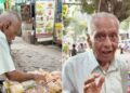 उम्र 82 साल, 12 घंटे की मेहनत और ₹300 की कमाई; मुंबई के मनसुख काका की कहानी सुन भर आएंगी आंखें!