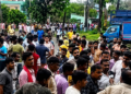 गोड्डा में पंचायत मुखिया पर दिनदहाड़े फायरिंग, बाल-बाल बचे, गिरफ्तारी की मांग पर ग्रामीणों ने घेरा थाना