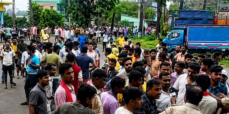गोड्डा में पंचायत मुखिया पर दिनदहाड़े फायरिंग, बाल-बाल बचे, गिरफ्तारी की मांग पर ग्रामीणों ने घेरा थाना