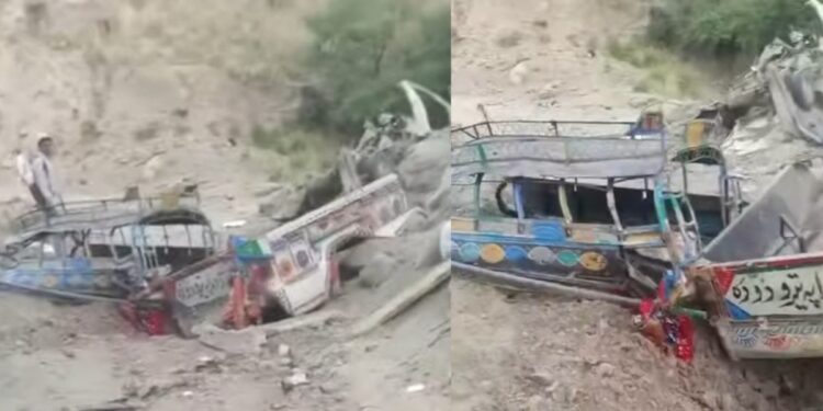 Pakistan Bomb Blast: खैबर पख्तूनख्वा के बन्नू में आतंकी हमला, रिमोट कंट्रोल विस्फोट में 7 की मौत | bannu twin explosions kp province remote control blast passenger van