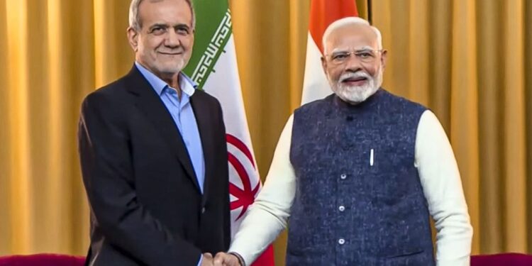 पश्चिम एशिया संकट के बीच PM Modi की ईरानी राष्ट्रपति से क्या हुई बातचीत? भारत के लिए क्या मायने? समझें | PM Modi And Iranian President Pezeshkian Hold Diplomatic Talks Amid 2026 West Asia Crisis Challenges