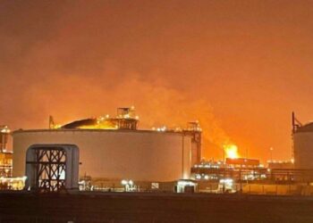 Qatar के Ras Laffan LNG गैस प्लांट में विस्फोट, भारतीयों समेत 13 की मौत, भारतीय दूतावास ने जारी की हेल्पलाइन | Qatar LNG Blast Ras Laffan Industrial City explosion Indians Killed 66 Injured Latest News Hindi