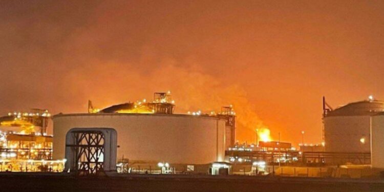 Qatar के Ras Laffan LNG गैस प्लांट में विस्फोट, भारतीयों समेत 13 की मौत, भारतीय दूतावास ने जारी की हेल्पलाइन | Qatar LNG Blast Ras Laffan Industrial City explosion Indians Killed 66 Injured Latest News Hindi