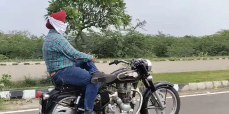 Viral Video: सड़क पर सरदार जी का दिखा अनोखा अंदाज, बुलेट पर बेखौफ बैठा नजर आया शख्स