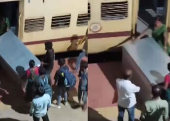 Viral Video: ‘कितने तेजस्वी लोग हैं? इनका बस चले तो हाथी को भी ट्रेन में बैठा दें’, वीडियो देख खूब मौज ले रही पब्लिक