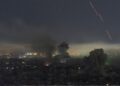 US Iran Airstrikes: अमेरिका-ईरान में टूटा सीजफायर, ट्रंप ने तेहरान के मिसाइल और ड्रोन ठिकानों को बनाया निशाना | US Air Strikes Iran Military Base Strait of Hormuz Ceasefire Broken Latest News Hindi