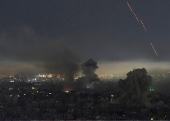 US Iran Airstrikes: अमेरिका-ईरान में टूटा सीजफायर, ट्रंप ने तेहरान के मिसाइल और ड्रोन ठिकानों को बनाया निशाना | US Air Strikes Iran Military Base Strait of Hormuz Ceasefire Broken Latest News Hindi