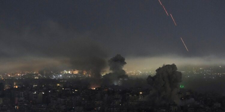 US Iran Airstrikes: अमेरिका-ईरान में टूटा सीजफायर, ट्रंप ने तेहरान के मिसाइल और ड्रोन ठिकानों को बनाया निशाना | US Air Strikes Iran Military Base Strait of Hormuz Ceasefire Broken Latest News Hindi