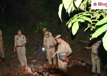खुद को वनकर्मी बताकर जंगल में रोका, फिर दोस्त के सामने ही युवती से किया गैंगरेप, Uttar-pradesh Hindi News