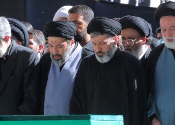 Ali Khamenei funeral: अली खामेनेई की आखिरी विदाई में रो पड़े तीनों बेटे, लेकिन जनाजे से क्यों गायब रहे मोजतबा? | ali khamenei funeral three sons present why mojtaba khamenei absent tehran video