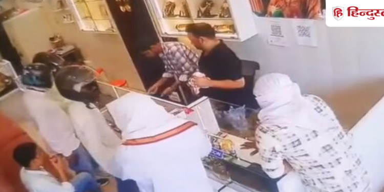 चार मिनट में लाखों के गहनों की लूट, बिहार के रोहतास में दिनदहाड़े ज्लेवरी शोरूम लुटेरों का तांडव, Bihar Hindi News
