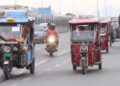 बीच रास्ते बंद हुआ ई-रिक्शा और चालक को करना पड़ा लंबा संघर्ष, वीडियो देख लोगों ने जताई नाराजगी