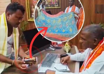 माचिस की डिब्बी में समा गई 5.5 मीटर की साड़ी! तेलंगाना के बुनकर ने देवी भ्रमरम्बा को चढ़ाया अनोखा चढ़ावा; देखिए Video