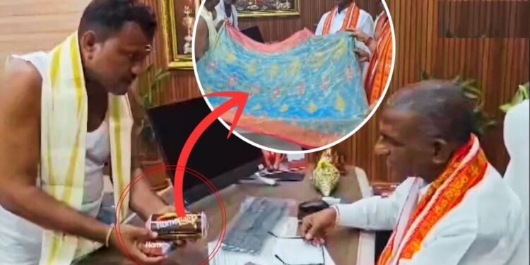 माचिस की डिब्बी में समा गई 5.5 मीटर की साड़ी! तेलंगाना के बुनकर ने देवी भ्रमरम्बा को चढ़ाया अनोखा चढ़ावा; देखिए Video
